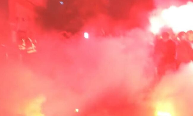 Группа поддержки Стерненко под домом Зеленского. Фото: скрин youtube