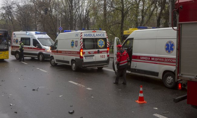 Страшное ДТП: в Киеве на Покрову маршрутка снесла столб - есть пострадавшие