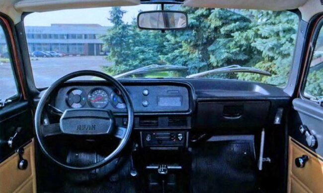 Салон "Москвича". Фото: скриншот YouTube