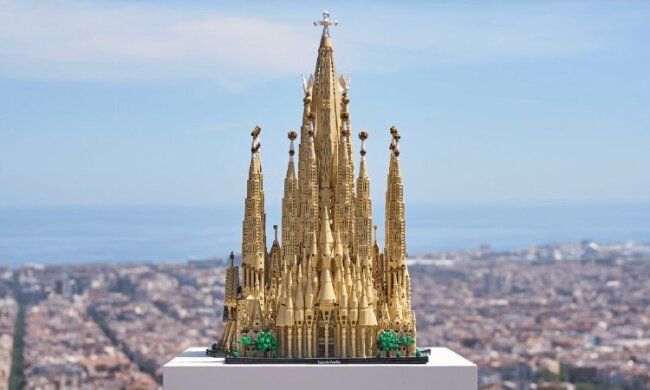 LEGO представила самый большой конструктор — копию собора Саграда Фамилия из 12 060 деталей