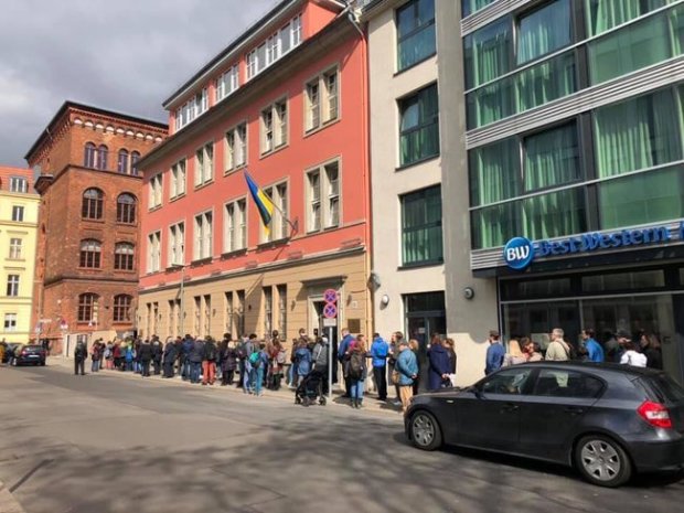 Километровые очереди. Как голосуют украинцы в Берлине, Праге, Таллинне, Дюссельдорфе и Мюнхене