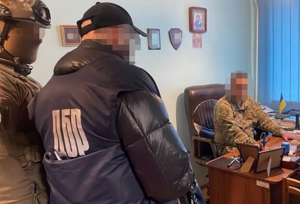 У ГБР упіймали співробітника ТЦК на хабарах - ліжко в доларах та злитках золота