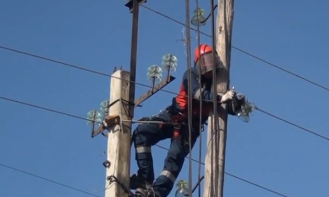 Ремонт ЛЭП. Фото: скриншот YouTube
