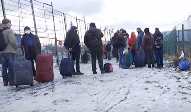 Люди на границе с Польшей. Фото: скриншот YouTube-видео