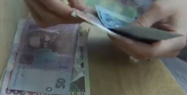 Приостановка выплат украинцам. Фото: скриншот Youtube-видео