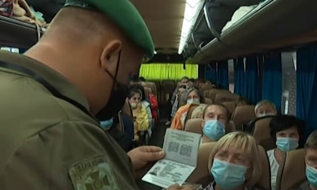 Паспортный контроль на границе. Фото: скриншот YouTube-видео