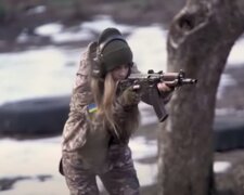 Військовослужбовиця. Фото: скріншот YouTube-відео