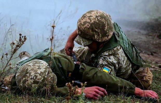 На Донбассе ранен украинский боец. Фото: скриншот YouTube