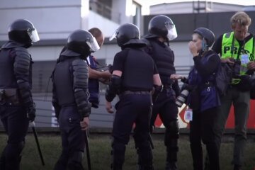 В Беларуси силовик поддержал протестующих. Фото: YouTube, скрин