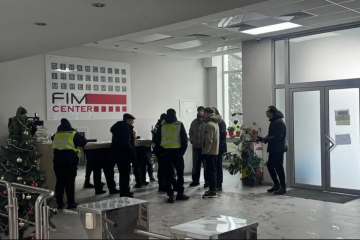 У Києві викрили масштабний шахрайський кол-центр із сотнями іноземців: "охоронці" напали на журналістів (оновлено)