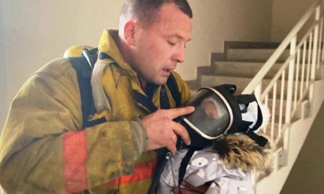 Віддав кисневу маску немовляті: скромного героя-пожежника показали всій Україні