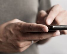 Смартфон в руках.Фото: Мінцифра