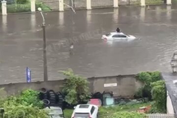 В Одесі справжній апокаліпсис: місто йде підводу - рівень такий великий, що вже топить машини - відео