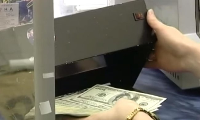 Українцям розповіли, як очистити долари від печаток. Фото: Скріншот YouTube