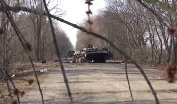 Уничтоженный танк рф. Фото: скриншот YouTube-видео