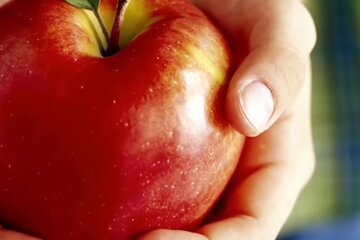 Яблуко. Фото: YouTube