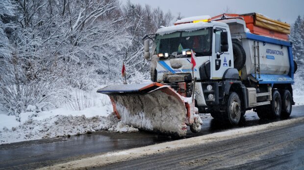 Все завалило снігом – шляховики показали, що відбувається по областях