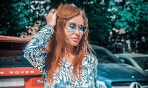 Слава Каминская в чем мать родила показала кольцо на пальце