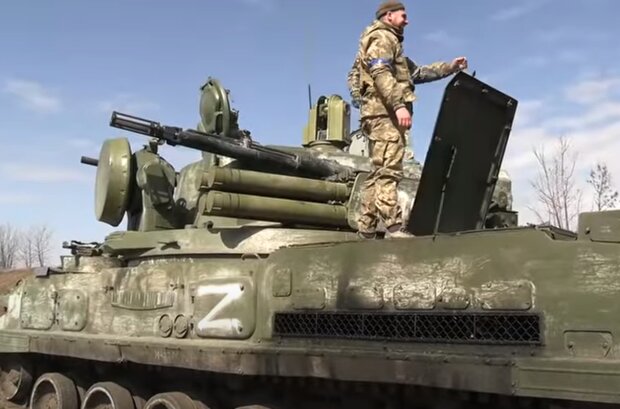 Украинский военный на российской технике. Фото: скриншот YouTube-видео