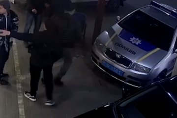 Компания парней повредила авто полицейских. Фото: скриншот YouTube