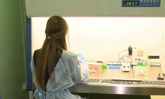 Лаборатория. Тесты на  COVID-19. Фото: скриншот Youtube