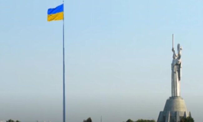 В Киеве поднял самый высокий флаг в стране. Фото: скриншот YouTube-видео