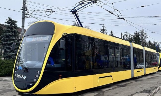київський автобус на вулиці міста
