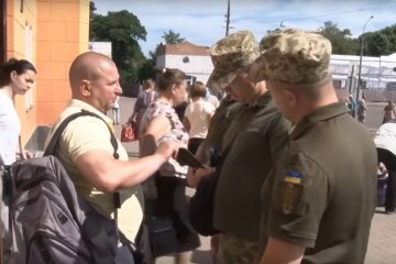 Представители ТЦК. Фото: скриншот YouTube-видео