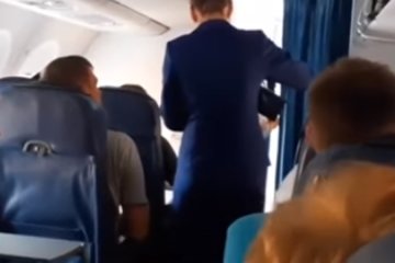 Пассажиры на борту самолета, фото: Скриншот YouTube