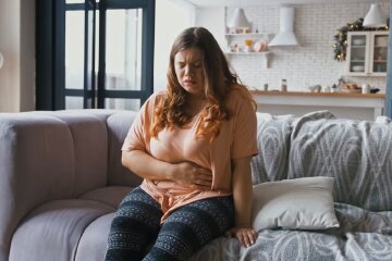 Біль в животі. Фото: YouTube