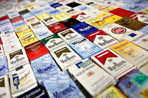 Курильщики выдохнули: сигареты пока не будут расти в цене — Зеленский наложил вето