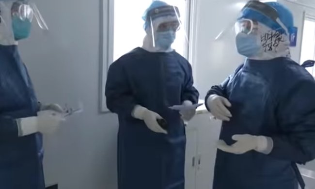Врачи в специальных костюмах, чтобы не заразиться коронавирусом, фото: Скриншот YouTube