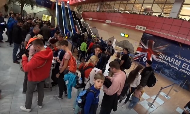 Украинцы не могут вернуться домой. Фото: youtube