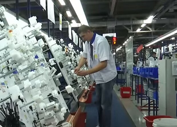 Работа на заводе. Фото: скриншот YouTube-видео