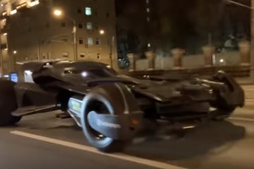 Рукастый мастер попал на штраф: уникальный «Бэтмобиль» засветился на улицах, но без регистрации. Фото