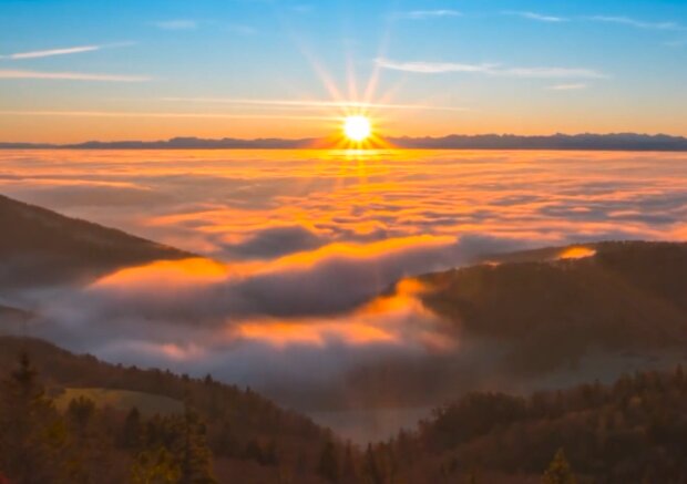 Восход солнца в горах.  Фото: скриншот YouTube-видео