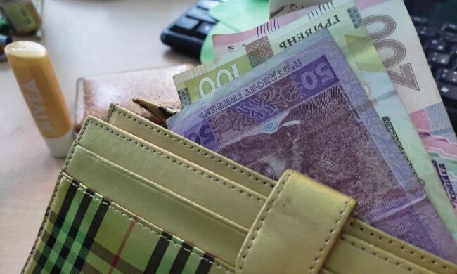 Гроші. Фото: скріншот YouTube