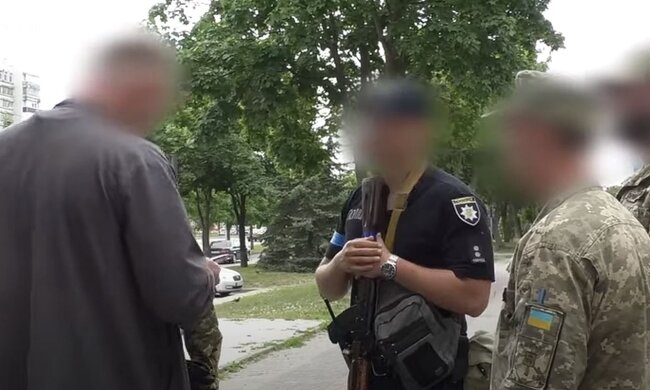 Вручение повестки. Фото: скриншот YouTube-видео