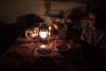 Ужин при керосиновой лампе, фото: скриншот с youtube