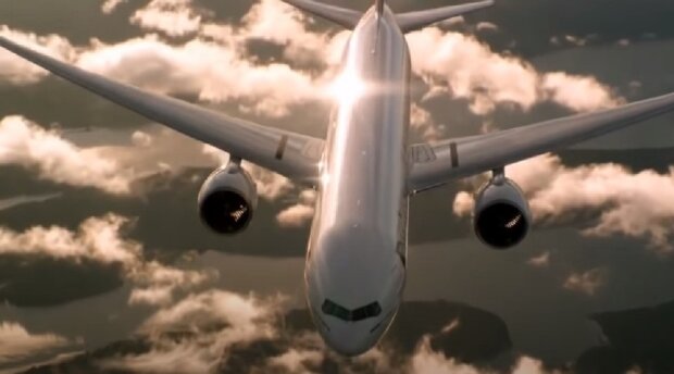 Самолет в небе. Фото: скриншот Youtube