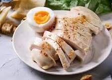 Українцям розповіли про подорожчання курятини та яєць. Фото: Скріншот YouTube