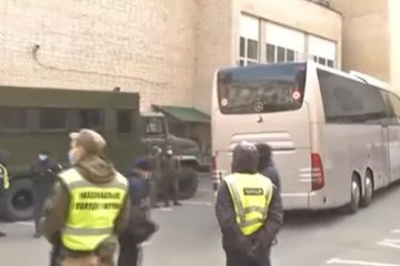 Эвакуированные в отеле. Фото: скриншот YouTube