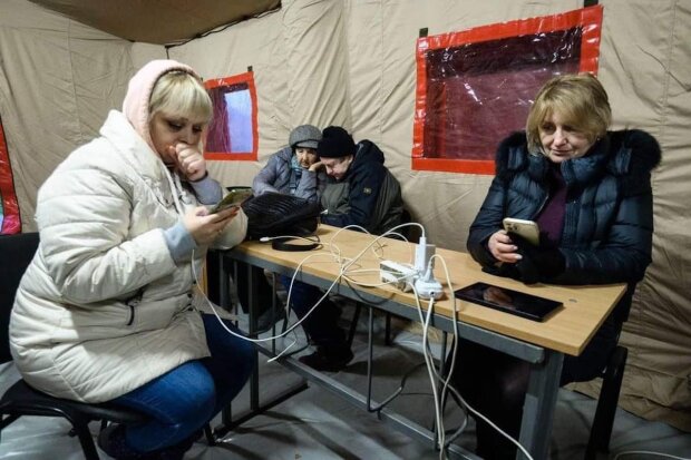 Тотальный блекаут: где согреться и зарядить телефоны - адреса в каждом городе Украины
