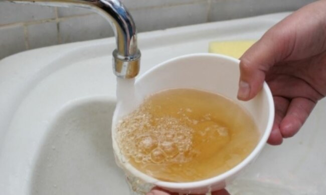 Киевляне жалуются на желтую воду в кранах: что делать, куда обращаться
