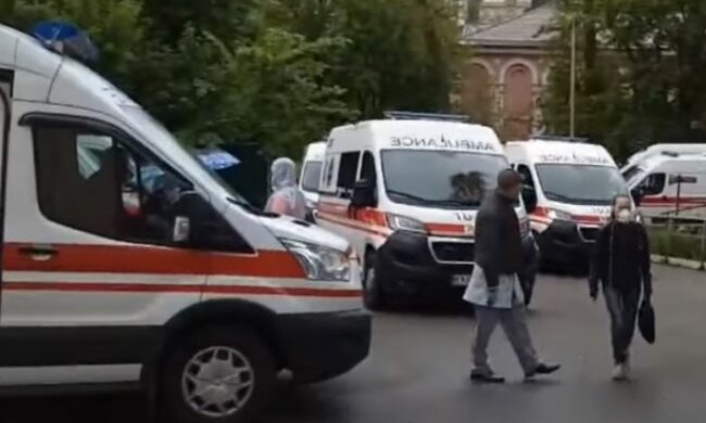 Людей привозят пачками, а медики массово увольняются: стало известно, что происходит в больницах Киева