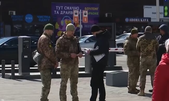 Представники ТЦК. Фото: скріншот YouTube-відео