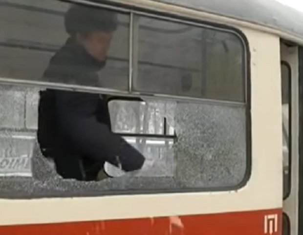 В Николаеве обстреляли трамвай. Фото: YouTube