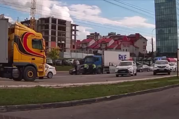 Копы ловили работника ТЦК, который пьяным за рулем разбил несколько авто - видео