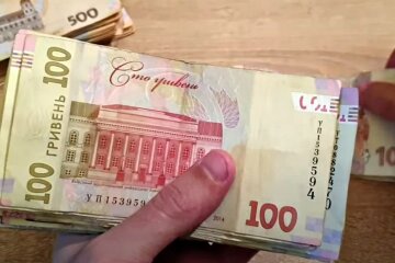 Гривні. Фото: скріншот Youtube-відео