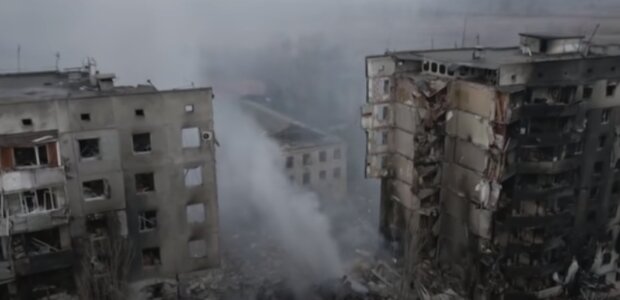 Зруйновані будинки в Бородянці. Фото: скріншот YouTube-відео